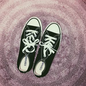 Black low top converse